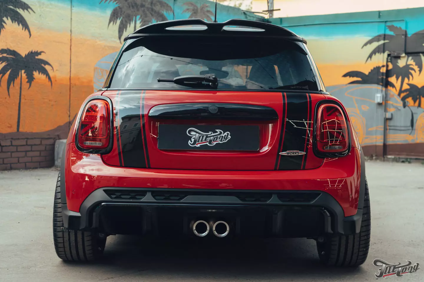 Оклейка Mini John Cooper Works глянцевым полиуретаном, наклейки на кузов, комплексная шумоизоляция, установка новых дисков, керамика дисков и суппортов